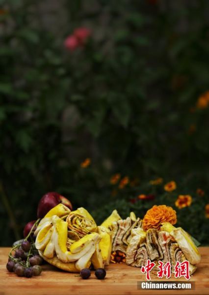 圖為做好的月餅，狀似玫瑰，切開(kāi)后層層疊疊，色彩斑斕。張文 攝