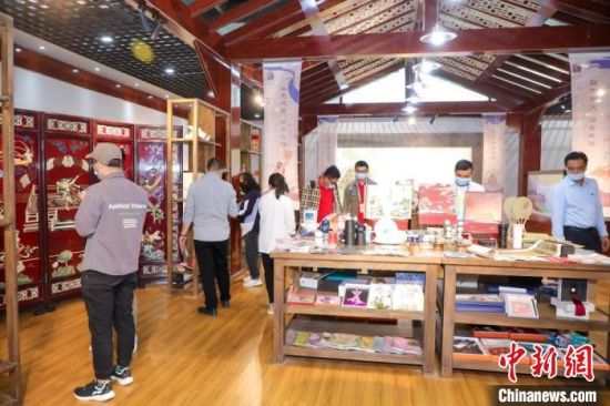 圖為甘肅“一會一節(jié)”期間，位于敦煌的天水市展館中，民眾觀賞文創(chuàng)產(chǎn)品。　甘肅省文化和旅游廳供圖