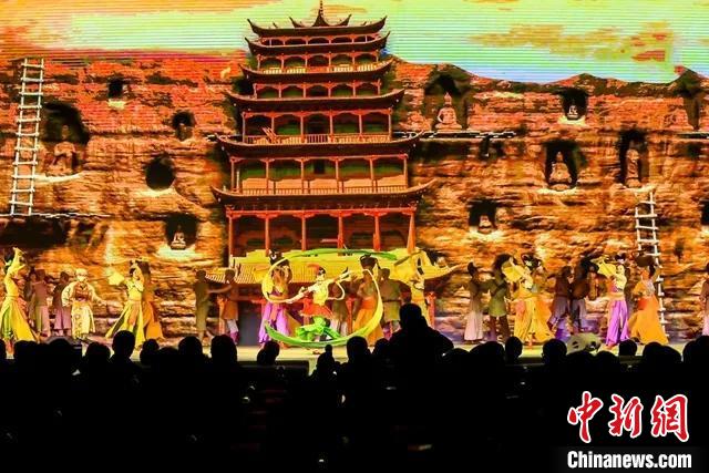 開幕式文藝展示“相約敦煌”，通過數(shù)字技術(shù)將莫高窟“搬到”演出現(xiàn)場。　甘肅省文化和旅游廳供圖