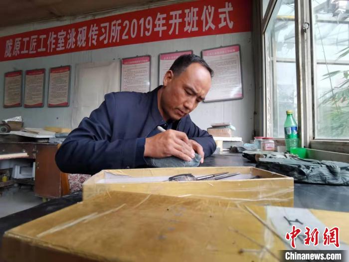 甘肅卓尼洮硯融合文化提升內(nèi)涵：不只一硯一銘，還要一盒一拓