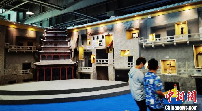該展覽還借助科技手段，復原“藏經(jīng)洞”場景，將莫高窟“搬進”展廳?！《∷?攝