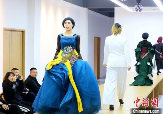 東鄉(xiāng)繡娘在T臺(tái)走秀?！「哒?攝