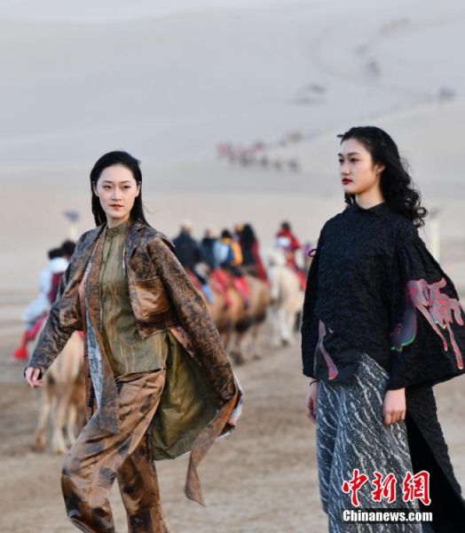 圖為敦煌服裝秀展示。 殷春永 攝