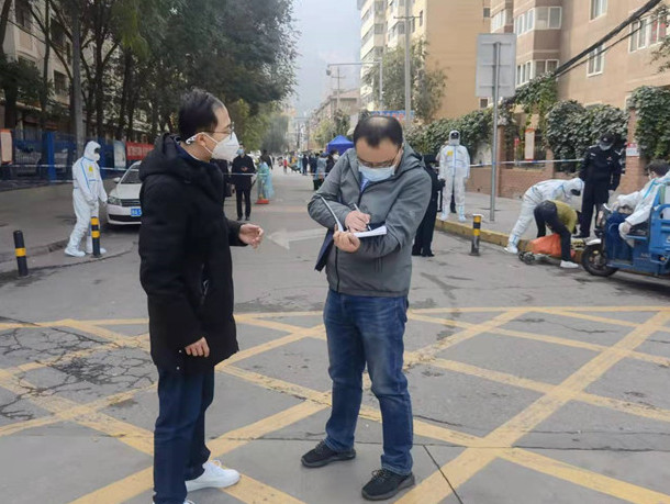 蘭州市紀委監(jiān)委干部下沉一線詳細詢問疫情防控情況。.jpg