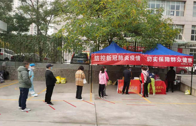 城關區(qū)紀委監(jiān)委各監(jiān)督檢查組督促各街道核酸檢測點落實“一米線”制度。.jpg