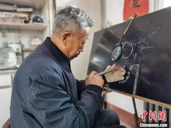 圖為陶世清在創(chuàng)作中。　楊娜 攝