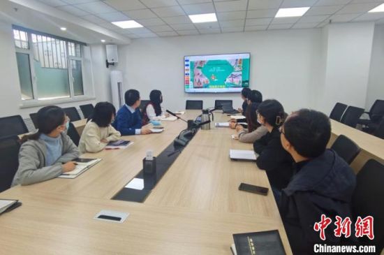 圖為甘肅教育出版社《寫給青少年的敦煌故事》叢書項目組，探討圖書封面設(shè)計?！￠Z姣 攝