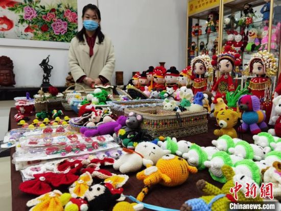 圖為隴原巧手展示手工藝品。(資料圖) 徐雪 攝