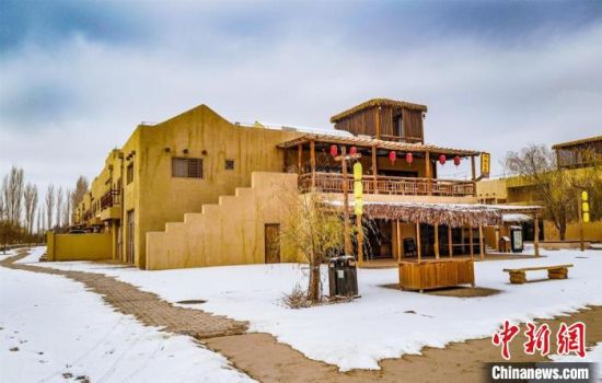 雪落敦煌月牙泉小鎮(zhèn)?！⊥醣筱y 攝