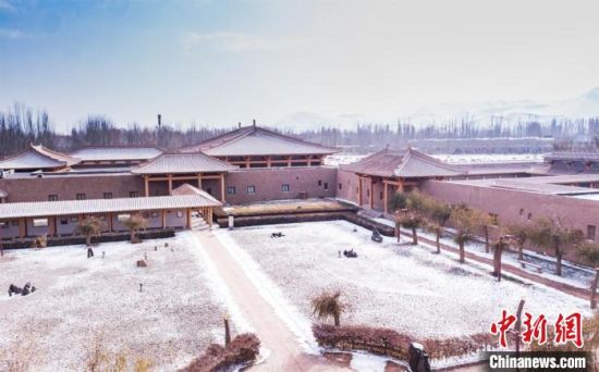 圖為雪落大漠古堡——敦煌山莊?！⊥醣筱y 攝