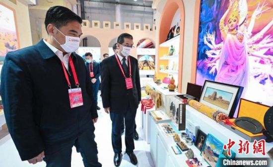 圖為甘肅省副省長(zhǎng)孫雪濤(左)與甘肅省文化和旅游廳廳長(zhǎng)陳衛(wèi)中(右)一同參觀“甘肅館”?！「拭C省文化和旅游廳供圖