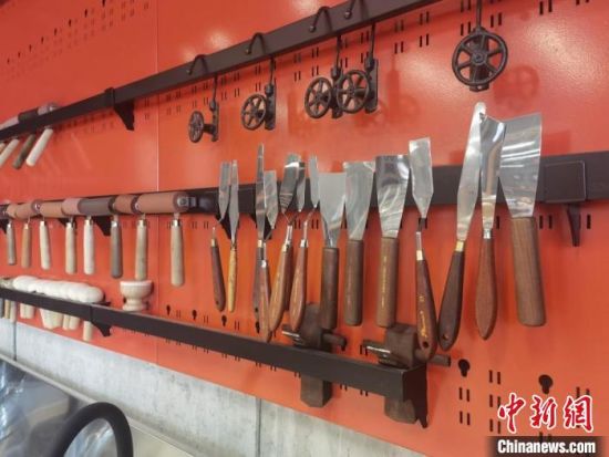 圖為徐晉林制作雕版敦煌壁畫所用工具?！￠Z姣 攝