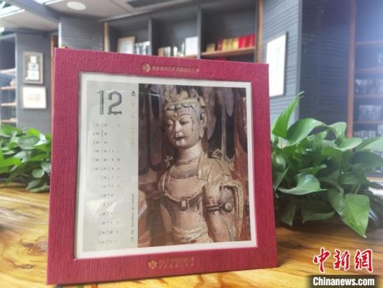 圖為徐晉林制作的敦煌題材的手工書《走進(jìn)沙漠敦煌——莫高窟與藏書票藝術(shù)》，深受讀者喜愛?！￠Z姣 攝