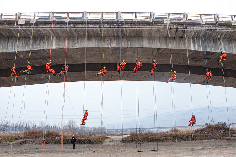 硬核！甘肅天水森林消防員百米高空練技能
