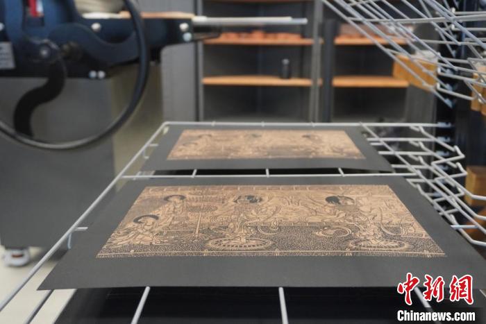 圖為徐晉林工作室制作的雕版敦煌壁畫印刷成品展示。　九美旦增 　攝