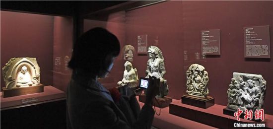 2018年8月，《平山郁夫的絲路世界——平山郁夫絲綢之路美術(shù)館文物展》在甘肅敦煌莫高窟開展。中新社記者 楊艷敏 攝