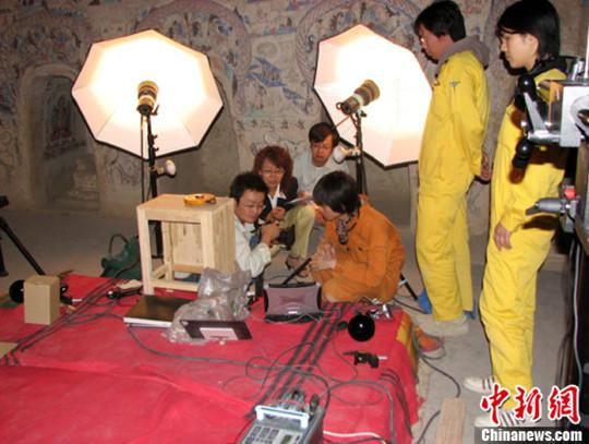 敦煌研究院與日本東京文化財(cái)研究所合作進(jìn)行第285窟多光譜無損調(diào)查工作現(xiàn)場。中新社發(fā) 婁婕 供圖