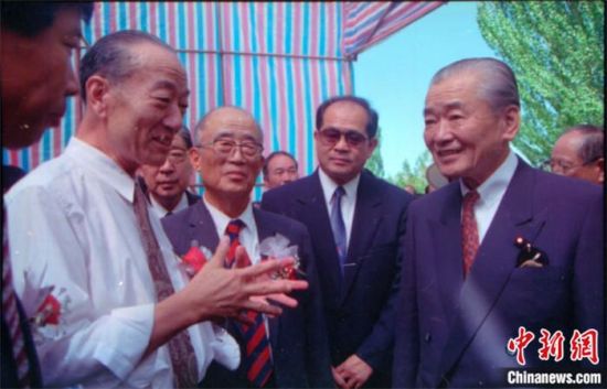 1994年8月，時(shí)任日本首相竹下登(右一)與時(shí)任敦煌研究院院長段文杰在莫高窟親切交談。中新社發(fā) 婁婕 供圖