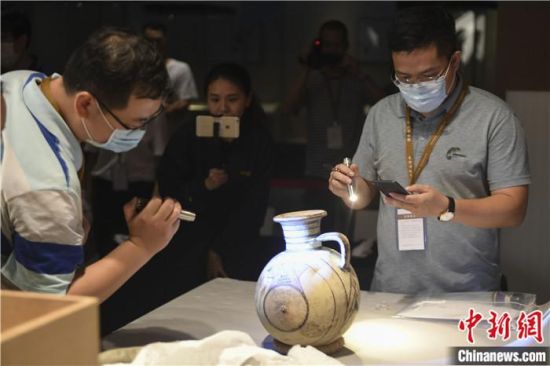 2020年6月，在長沙博物館舉行“從地中海到中國：絲路寶藏——平山郁夫絲綢之路美術(shù)館藏文物展”前，專家開箱鑒定文物。中新社記者 楊華峰 攝
