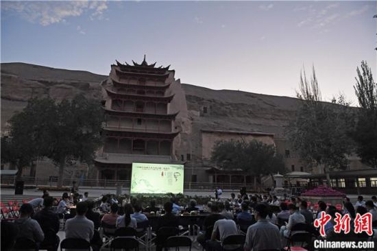 2018年8月，在敦煌莫高窟標(biāo)志性建筑“九層樓”前，《回顧平山郁夫先生的貢獻(xiàn)》座談會(huì)舉行。來自中日兩國的專家、學(xué)者共同懷念這位情系敦煌數(shù)十載的繪畫巨匠、中日友好的文化使者、世界文化遺產(chǎn)的守護(hù)者。中新社記者 楊艷敏 攝