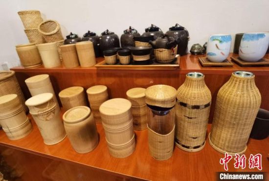 圖為展陳的一件件精致可愛的竹編農(nóng)具工藝品?！●T志軍 攝