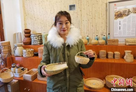 40多種精小玲瓏、純手工制作的新型盛食容器、居家工藝品等，每一件都令人愛不釋手。　馮志軍 攝