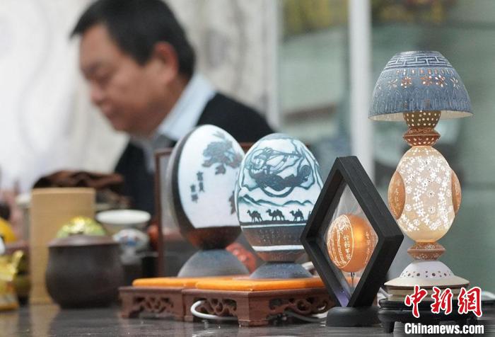 圖為吳義澤完成的蛋雕作品?！【琶赖ぴ?攝