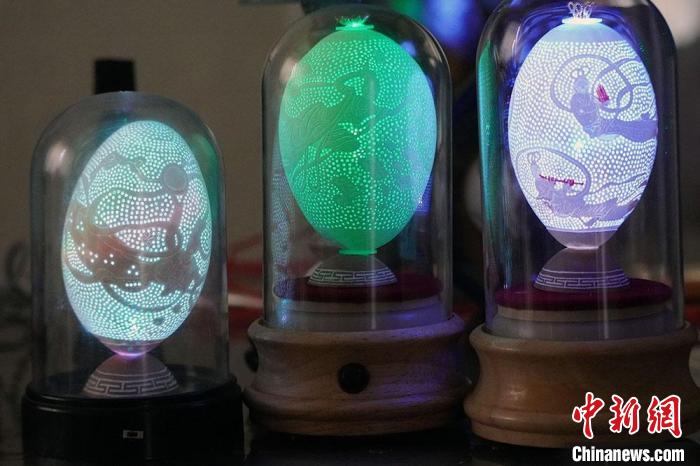 圖為以敦煌飛天為元素的蛋雕作品。　九美丹增 攝