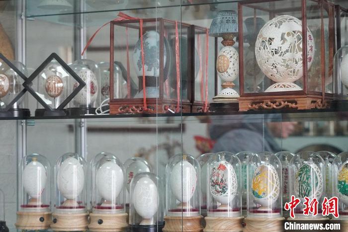 圖為吳義澤收藏柜內(nèi)的蛋雕作品。　九美丹增 攝