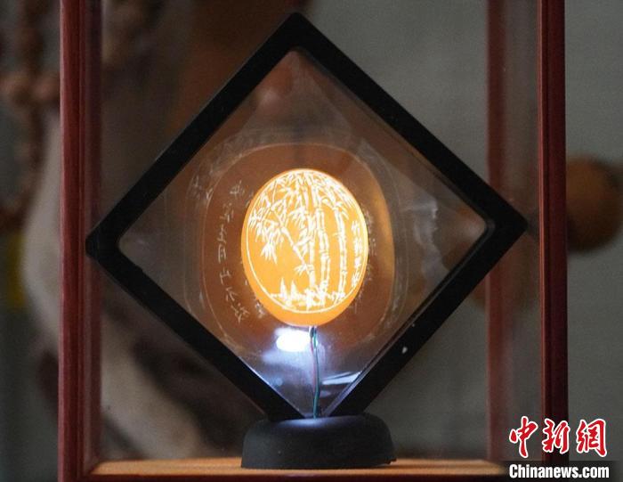 圖為吳義澤新包裝給蛋雕呈現(xiàn)立體感?！【琶赖ぴ?攝