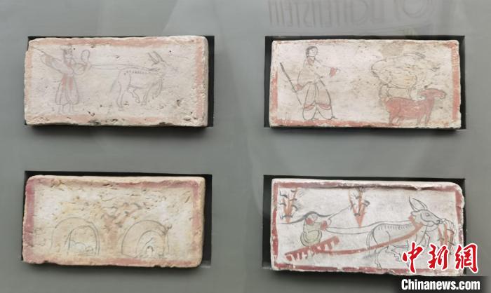 圖為嘉峪關(guān)長城博物館館藏文物魏晉墓彩繪畫像磚中豐富多彩的古代農(nóng)牧業(yè)生產(chǎn)活動。(資料圖) 丁思 攝