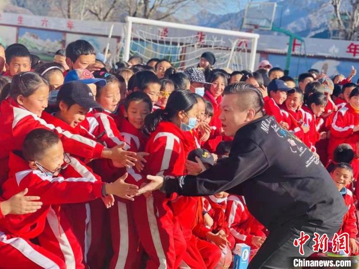 1月初，第五屆“街舞進藏鄉(xiāng)”公益助學(xué)活動在甘肅甘南結(jié)束，旨在讓藏族學(xué)子感受到街舞魅力?！￡惿菩?攝