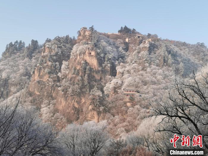 圖為崆峒山霧凇景色?！⌒煺袢A 攝