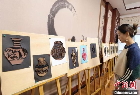 圖為學(xué)生用衍紙材料制作的彩陶紋飾?！⒂裉?攝