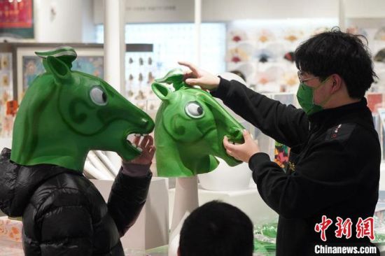 圖為“神馬來了”銅奔馬頭套?！【琶赖┰?攝