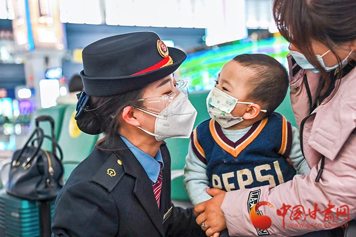 【新春走基層·春運(yùn)】蘭州車(chē)站“寶貝計(jì)劃”守護(hù)春運(yùn)回家路