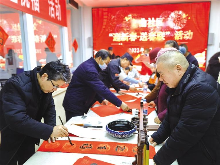 蘭州新區(qū)開展“墨香四溢送春聯(lián)·情暖文曲送祝?！被顒?>
        </a><em>蘭州新區(qū)開展“墨香四溢送春聯(lián)·情暖文曲送祝?！被顒?/em></li>

                </ul>
            </div>
            <!-- public platform -->
            <div   id=