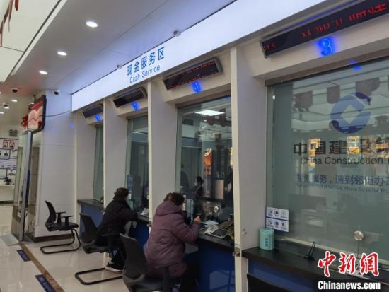 圖為蘭州市民在銀行兌換新鈔?！⌒煅?攝