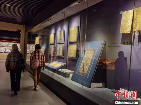 圖為蘭州市民參觀博物館展品?！⌒煅?攝