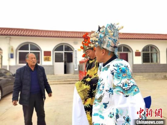 圖為69歲的“苦水高高蹺”國家級傳承人巨海全(左一)，叮囑徒弟們高高蹺練習(xí)技巧要領(lǐng)。　閆姣 攝