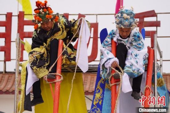 圖為“苦水高高蹺”表演者通過麻繩將腳固定在腳踏板，并在腿部纏繞六七圈?！【琶赖┰?攝