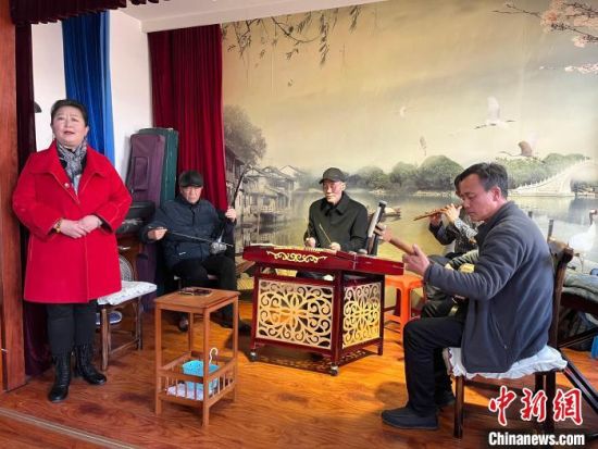 圖為蘭州鼓子表演者王常玉登臺(tái)演唱，她是這項(xiàng)入列國(guó)家級(jí)非物質(zhì)文化遺產(chǎn)的曲藝表演者中，為數(shù)不多的女演員?！堨下?攝