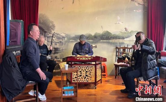 圖為蘭州鼓子愛(ài)好者在傳習(xí)所內(nèi)互相搭檔上臺(tái)演出。　張煜曼 攝