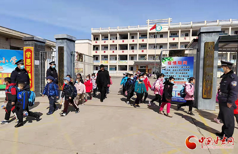 【平安甘肅】平?jīng)鲮`臺：設(shè)立公安“護(hù)學(xué)崗” 撐起校園“平安傘”