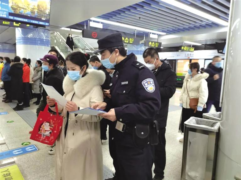 講解詐騙套路 普及“斷卡”常識 蘭州城關(guān)公安分局、交通治安分局聯(lián)合反詐宣傳進地鐵