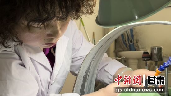 夜光杯制作學(xué)徒謝小琴坦言，雖工作枯燥，但是能夠掌握國家級非遺技藝是很自豪的。王牧雨 攝