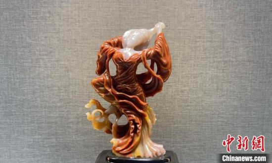 圖為翩然起舞的飛天玉雕?！「攥?攝