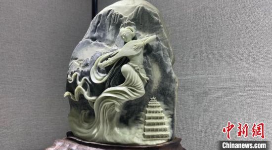 圖為李學(xué)平的玉雕作品?！「攥?攝