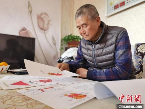 圖為陸鵬飛向記者展示多年帶隊的手寫筆記?！堟?攝