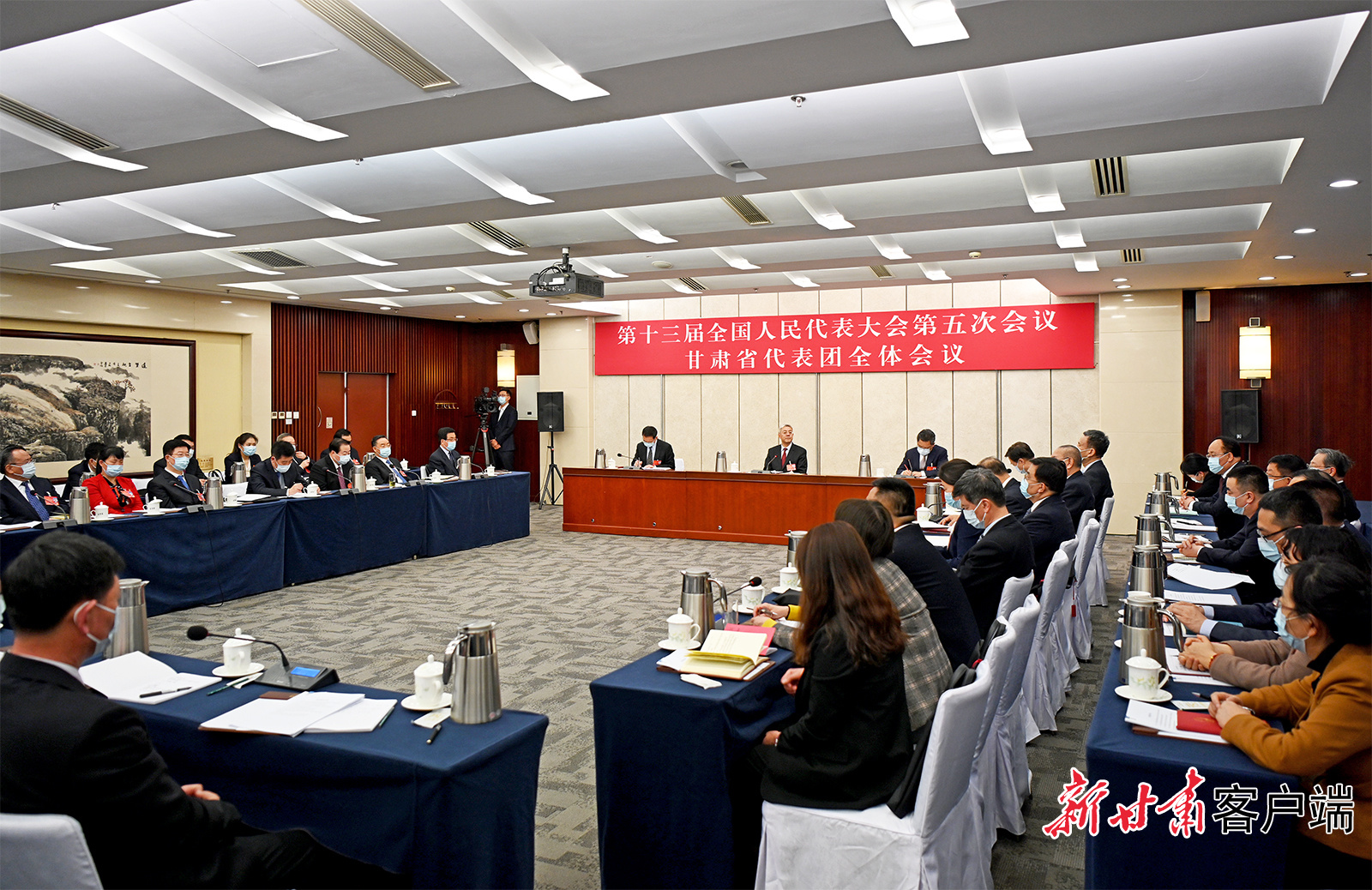 甘肅代表團舉行全體會議，尹弘主持并講話